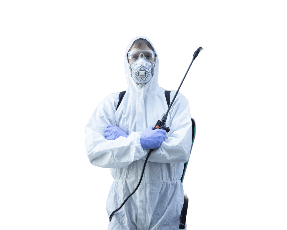 Sanificazioni ambientali persona in tuta di protezione chimica bianca che tiene lo spruzzatore con prodotti chimici disinfettanti-per fermare la diffusione di virus altamente contagiosi